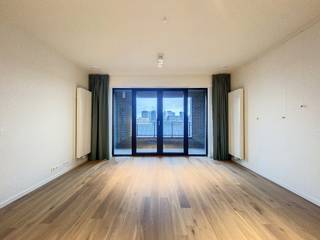 Appartement (68m²)met één slaapkamer en prachtig ruim overdekt terras (12m²) gelegen naast de nieuwe hotspot 'Gare Maritime'. De centrale ligging biedt een vlotte verbinding naar het centrum van de stad (Suzan Daniel brug, Noord station, metro op wandelafstand)Het appartement beschikt over volgende verdeling:- een ruime woonkamer met open keuken uitgerust met; koelkast met vriezer, kookplaat, dampkap, oven en vaatwasmachine en keukenrobot- één lichtrijke slaapkamer met toegang tot het terras en ingebouwde kasten- badkamer met douche en dubbele wastafel- toilet- berging met mogelijkheid tot aansluiten van een wasmachine- inkomhal met ingebouwde kasten- kelder (C07)Extra troeven- ruim overdekt terras- lift aanwezig - vlotte bereikbaarheid met openbaar vervoer (metro/bus)- ventilatie in appartement- afwerking appartement: gordijnen, ingebouwde kasten, lichtarmaturen, kaderhangers, etc...Huurprijs: 1200 EUR/maandLasten: 175 EUR/maand: gemeenschappelijke lasten, verwarming en warm water (provisie)Zelf rekening houden met kosten: elektriciteit en water (individuele tellers)Ben je geïnteresseerd in dit appartement te Brussel? Vraag uw bezoek online aan via www.dewaele.com en wij nemen contact met u op.