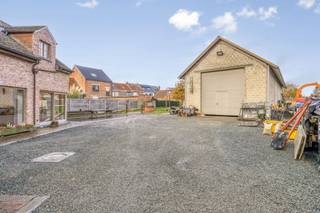Au cœur de Merchtem se trouve cette propriété exceptionnelle: une maison de campagne entièrement rénovée avec une vaste remise de +/- 240 m². Ce...