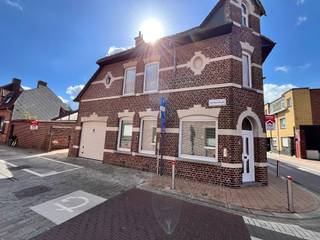 [[ DIT PAND NEEMT DEEL AAN DE ERA OPEN HUIZEN DAG OP 13/6 VAN TOT ]]Te koop: karaktervolle halfopen woning in het centrum van Wervik, op een vlotte...