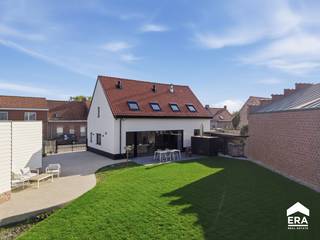 🏡 Vastgoedtopper: luxueus afgewerkte open bebouwing met royale tuin van 570 m² in rustige liggingIndelingGelijkvloers: * Inkom * Toilet met...