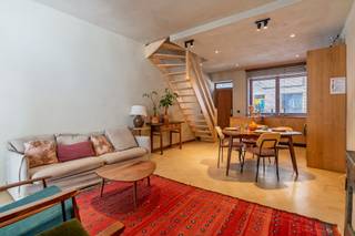 LIGGINGDeze woning is gelegen in de Herlegemstraat en centrale ligging op de grens van Sint-Amandsberg en Destelbergen. Deze locatie brengt tal van...