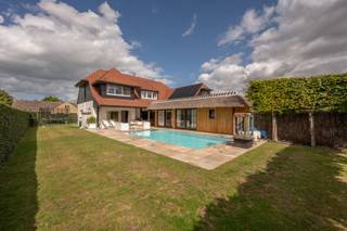 Exclusieve villa met zwembad en poolhouse in Knokke<br />Deze prachtige villa is afgewerkt tot in de kleinste details met hoogwaardige materialen en beschikt over een schitterend zwembad, poolhouse én zonnepanelen. Gelegen in een rustige, elegante villawijk en toch op korte afstand van het centrum van Knokke.<br />De villa bevindt zich op een perceel van 937 m² en biedt een bewoonbare oppervlakte van 350 m².<br />Indeling: inkomhal met vestiaire, berging en gastentoilet. Gezellige woonkamer met open haard en zithoek, eetruimte met open keuken voorzien van alle moderne toestellen, aansluitende berging en wasplaats. Daarnaast een bureel en een ruime slaapkamer/speelkamer op het gelijkvloers.<br />Op de verdieping bevinden zich vier royale slaapkamers, drie luxueus afgewerkte badkamers en een dressing. De zolder biedt extra bergruimte.<br />Buiten geniet u van een overdekt terras, een grote zuidgerichte tuin met prachtig zwembad en een poolhouse dat volledig is ingericht als studio met aparte slaapkamer. Garage voor één wagen en meerdere buitenstaanplaatsen.<br />Een uitzonderlijk aanbod!<br />Voor meer informatie of een bezoek ter plaatse, gelieve contact op te nemen met Tine Vandenberghe:<br />📞 0497 53 45 29 | ✉️ info@Tine.immo<br />De video kan u hieronder bekijken: virtueel bezoek