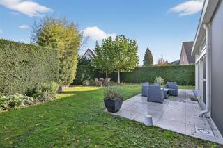 <p><span>Kijkmoment op zaterdag 15/11/25 vanaf 09u30! Enkel op afspraak te bezichtigen! Een bod uitbrengen kan tot dinsdag 18/11/2025 - 18u00! Inschrijven mogelijk via 03 449 42 41 of <span>hallo@habicom.be</span></span></p><p><span>In een rustige woonwijk te Edegem bieden wij u deze vrijstaande en gerenoveerde gezinswoning (196m²) aan met 4 slaapkamers en 2 badkamers. De woning is gelegen op een perceel van 609m².</span></p><p><span>In directe nabijheid vinden we openbaar vervoer, winkels, scholen, verbindingswegen enzovoort. Al wat u maar kan wensen vindt u op wandelafstand.</span></p><p><span>Achter de woning is er een aangelegde tuin met een overdekt terras, een jacuzzi en een grote tuinberging. Voor de woning is er plaats om verschillende wagens te parkeren op de oprit.</span></p><p><span> </span></p><p><span>De woning zelf werd gebouwd in 1989 en na 2005 grondig gerenoveerd. Ze beschikt overal over dubbele beglazing met aluminium schrijnwerk en de centrale verwarming verloopt op gas. Zeer recent werd er een nieuwe condensatieketel geïnstalleerd. Bij het verlijden van de akte wordt er een conforme elektrische keuring afgeleverd door de eigenaar. Ondanks dat het om een vrijstaande woning gaat werd een gunstige EPC-score behaald van 199 kWh/m² jaar (B-label).</span></p><p><span> </span></p><p><span>Indeling:</span></p><p><span> </span></p><p><span>We betreden de woning in de ruime inkomhal. Hier is een ingebouwde vestiaire en een apart gastentoilet met handenwasser.</span></p><p><span>Aan de linkerzijde van de woning vinden we de inpandige garage. Aan de andere kant van de woning vinden we de ruime en lichte leefruimte voorzien van een gashaard en veel inbouwkasten. Achteraan kijkt u uit op de aangelegde tuin.</span></p><p><span>Vanuit de inkomhal lopen we rechtdoor en bereiken we de volledige ingerichte keuken voorzien van alle comfort. Deze is voorzien met kwalitatieve toestellen.</span></p><p><span>Voorts vinden we op het gelijkvloers de masterbedroom met ensuite badkamer en een ingerichte bureauruimte. Ook hier zijn overal inbouwkasten voorzien. De badkamer beschikt over een ruimte inloopdouche en een badkamermeubel met spiegel-en bergkastjes. Hier is ook een toilet voorzien.</span></p><p><span>. </span></p><p><span>Op de eerste verdieping vinden we twee ruime slaapkamers, alsook een vierde kleine slaapkamer/bureau. Ook hier is een badkamer met ligbad, badkamermeubel en toilet.</span></p><p><span> </span></p><p><span>Het kijkmoment zal doorgaan op 15/11/25. De geadverteerde prijs is een richtprijs. Iedereen krijgt de mogelijkheid om een bod uit te brengen tot uiterlijk dinsdag 18/11 18u00.</span></p><p><span> </span></p><p><span>Graag som ik voor u nog even op troeven op van deze gerenoveerde villa:</span></p><p><span> </span></p><ul><li><span>Centrale locatie op wandelafstand van winkels, scholen, verbindingswegen, openbaar vervoer, ...</span></li></ul><ul><li><span>Overal dubbele beglazing met alu schrijnwerk, conforme elektrische keuring bij akte</span></li></ul><ul><li><span>Ruime en lichte leefruimte met gashaard en inbouwkasten</span></li><li><span>Volledig ingerichte keuken voorzien van alle comfort</span></li><li><span>Ruime masterbedroom met ensuite badkamer op het gelijkvloers</span></li><li><span>Aangelegde tuin met overdekt terras, jacuzzi en tuinberging</span></li></ul><p><span> </span></p><p><span>EPC: 199 kWh/m² (B-label)</span></p><p><span>STEDENBOUW OP AANVRAAG</span></p><p><span>G-score (gebouwscore): A</span></p><p><span>P-score (perceelscore): C</span></p><p><span> </span></p><p><span>Voor een bezoek ter plaatse kan u ons contacteren op het nummer 03 449 42 41 of mail ons via <span>hallo@habicom.be</span></span></p><p><span> Wenst u de waarde van uw woning te kennen ? Contacteer vrijblijvend onze habicom expert in uw buurt.</span></p><p><span> </span></p>