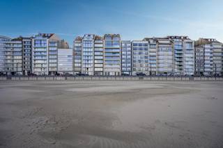 LAATSTE BESCHIKBARE UNITSérénité – Knokse elegantie aan zeeMet trots presenteren wij u dit prachtige nieuwbouw mezzanine-appartement, gelegen in een...