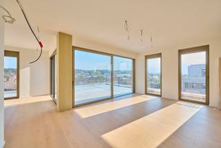 <span><strong>Laatste penthouse/appartement te koop! Snel verhuizen of verhuren is mogelijk.</strong><br /><br />Nieuwbouwproject "De Hessel" ligt in hartje Herselt: precies in het midden van rust en gemak. In de appartementen en de binnentuin geniet je van alle rust, terwijl je in geen tijd ook in het gezellige centrum van het dorp staat. Met het gemeentehuis, de kerk en winkelstraat op wandelafstand en de supermarkt Delhaize als onderbuur kan je de wagen in de parking laten staan. Toch zin in een uitstap: Aarschot, Diest of Leuven zijn maar een korte autorit verwijderd.<br /><br />Op de hoek van Dorp en de Wolfsdonksesteenweg in het centrum van Herselt is dit nieuwbouwproject "De Hessel" gebouwd. Gelijkvloers ligt supermarkt Delhaize. Appartementen met grote raampartijen en een fraai uitzicht op de groene binnentuin. <br /><br />De nieuwbouwappartementen dragen allemaal het BEN-label. Dit betekent dat ze bijna-energieneutraal zijn. Er wordt zo weinig mogelijk energie verbruikt en er wordt hernieuwbare energie geproduceerd. Een goed geïsoleerde buitenkant en een vooruitstrevende technische installatie binnenin verzekeren je een laag verbruik en dus energiezuinig wonen. Omdat het <strong>E-peil < 20</strong>, moet de nieuwe eigenaar gedurende 5 jaar geen kadastraal inkomen betalen.<br /><br /><span><strong>App 34 - Wolfsdonksesteenweg 1/304 </strong></span></span><span>Ruim exclusief penthouse met 3 slaapkamers en groot terras naar de binnentuin:</span><br /><span>- leefruimte met een open keuken</span><br /><span>- 3 slaapkamers</span><br /><span>- berging</span><br /><span>- badkamer: douche, bad en lavabo , afzonderlijke wc</span><br /><span>- vloerverwarming en zonnepanelen</span><br /><span>- moderne architectuur</span><br /><span>- ruime parkeerplaats en berging in de afgesloten parkeerkelder<br /><br />Dit appartement is voorzien van een pre-airco installatie en leidingwerk voor een warmtepompinstallatie.<br /><br />De materiaalkeuzes van dit appartement werden reeds gemaakt. <strong>Snelle oplevering.</strong><br /></span><br /><span>Vermelde prijs is exclusief ondergrondse parkeerplaats, berging en exclusief registratie, BTW en notariskosten. Neem snel contact op 011 39 90 50 voor meer info.<br /><br />Wij ontzorgen je ook voor de <strong>verkoop</strong> van je <strong>huidige woning</strong>! Voor meer uitleg helpen we je graag verder.</span>