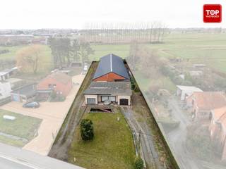 Op een strategische ligging met uitstekende bereikbaarheid, vlakbij de E34 en belangrijke invalswegen, bevindt zich dit groot perceel met een...