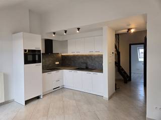 Te huur: stijlvol vernieuwd appartement met terras!Ontdek dit volledig vernieuwde appartement met één gezellige slaapkamer en een knus terras waar je...