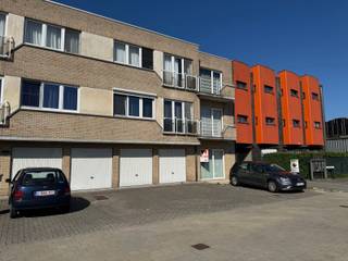 Gelijkvloers appartement te huur met een praktische indeling bestaande uit een inkomhal, lichtrijke woonkamer, keuken, twee slaapkamers en een badkamer. De woning beschikt over een zeer ruime privatieve tuin waar u in alle rust kunt genieten van het buitenleven. Daarnaast is er een garage aanwezig die ideaal kan dienen als opslag- of bergruimte, evenals een private staanplaats voor het gebouw. Dankzij de combinatie van comfortabele woonruimtes, een uitzonderlijk grote tuin en voldoende parkeermogelijkheden biedt dit appartement een aangename woonomgeving voor wie op zoek is naar rust en comfort. Huurprijs: 915 euro + 95 euro gemeenschappelijke kosten. Beschikbaar vanaf 01/09/2026.