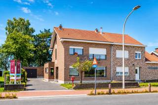 <p>fRust, ruimte en een uitzicht dat nooit verveelt. Dat is precies wat deze karaktervolle halfopen bebouwing in Rumst zo bijzonder maakt.</p>
<p>Gelegen op een prachtig perceel van 794 m² geniet deze statige woning van een uitzonderlijke ligging met blijvend vrij uitzicht over de omliggende weilanden, zowel aan de voor- als achterzijde. Hier begint de dag met een prachtige zonsopgang boven de velden en eindigt hij met de warme avondzon die langzaam achter het groene landschap verdwijnt. Een omgeving waar stilte, natuur en privacy nog vanzelfsprekend zijn.</p>
<p>Achter de authentieke gevel schuilt een verrassend ruime gezinswoning met vier slaapkamers, royale leefruimtes, een vaste trap naar de tweede verdieping, een kelder en een volledig vergund bijgebouw van maar liefst 79,05 m². Hoewel de woning een grondige renovatie vraagt, vormt ze de ideale basis om een hedendaagse droomwoning te creëren op een locatie waar dergelijke opportuniteiten nog zelden beschikbaar zijn.</p>
<p>Hier investeert u niet alleen in een woning, maar vooral in een unieke ligging die haar waarde door de jaren heen zal blijven behouden.</p>