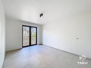 <p>Gelegen in het project Mench in Schaarbeek combineert deze nieuwbouwwoning ruimte, comfort en moderniteit in een rustige en groene woonomgeving.</p>
<p>Het project is georganiseerd rond een grote gemeenschappelijke aangelegde tuin en biedt tegelijk een uitstekende bereikbaarheid dankzij de nabijheid van openbaar vervoer, winkels en grote verbindingswegen.</p>
<p>De woning bestaat op het gelijkvloers uit een ruime en lichtrijke leefruimte met een open, volledig uitgeruste keuken, met toegang tot een buitenruimte. Een wasruimte en een gastentoilet vervolledigen dit niveau.</p>
<p>Op de verdieping vindt u drie comfortabele slaapkamers, waarvan één met balkon, evenals twee moderne badkamers. Een ideale woning voor een gezin dat op zoek is naar een nieuw, duurzaam en goed gelegen huis.</p>
<p>De energieprestaties zijn uitstekend met een EPC A, dankzij geavanceerde technische voorzieningen: warmtepomp, zonnepanelen, ventilatiesysteem met dubbele flux, vloerverwarming, kwaliteitsvolle materialen en verzorgde afwerkingen. Lage provisies. Onmiddellijk beschikbaar. Mogelijkheid om een parkeerplaats te huren tegen meerprijs (met of zonder laadpaal). Oppervlaktes worden ter indicatie opgegeven.<br /><br /></p>
<p>Indeling:</p>
<ul>
<li>Entreehal</li>
<li>Toilet</li>
<li>Wasruimte</li>
<li>Woonkamer met volledig ingerichte keuken</li>
</ul>
<p>Eerste verdieping</p>
<ul>
<li>Slaapgedeelte</li>
<li>Toilet</li>
<li>Badkamer</li>
<li>3 slaapkamers</li>
<li>Doucheruimte</li>
</ul>