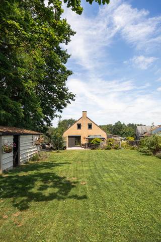 Voor meer info of een vrijblijvende waardebepaling van uw eigendom: gil.christiaens@homixx.be of 016 79 29 00.<br /><br />Bent u op zoek naar een stijlvolle woning waar ruimte, licht en rust centraal staan? Dan zal deze prachtige open bebouwing in de Gravenstraat te Holsbeek u ongetwijfeld weten te bekoren. Gelegen op een perceel van meer dan 11 are en met een bewoonbare oppervlakte van 247 m² geniet u hier van uitzonderlijk wooncomfort in een groene omgeving. Achteraan geniet u van een uniek vrij uitzicht zonder inkijk, wat zorgt voor maximale privacy.<br /><br />De woning verwelkomt u met een warme sfeer en veel natuurlijk licht. De lichtrijke, vernieuwde keuken vormt het hart van de woning en sluit naadloos aan op de ruime leefruimte, ideaal voor gezellige momenten met familie en vrienden.<br /><br />Dankzij de slaapkamer met aansluitende dressing en de badkamer op het gelijkvloers is deze woning bovendien levensloopbestendig. Verder beschikt u over vier extra volwaardige slaapkamers, een tweede comfortabele badkamer met douche en ligbad, toiletten op beide verdiepingen, een inpandige garage, geïntegreerde wasplaats en extra parkeerplaatsen.<br /><br />De woning werd kwalitatief afgewerkt met aluminium ramen en deuren. Op het gelijkvloers ligt een onderhoudsvriendelijke tegelvloer, terwijl de bovenverdieping afgewerkt werd met een warme eiken parketvloer. Verder zijn de verwarmingsinstallatie en de tweede badkamer volledig vernieuwd, wat maakt dat de woning volledig futureproof is.<br /><br />Het zonnige terras nodigt uit om in alle rust te genieten van de prachtige tuin en groene omgeving. Bovendien beschikt de woning over een gunstige EPC-score C van 220kWh, wat zorgt voor een degelijke energetische basis.<br /><br />Een unieke kans voor wie op zoek is naar een ruime, comfortabele gezinswoning op een uitstekende locatie in alle sereniteit.