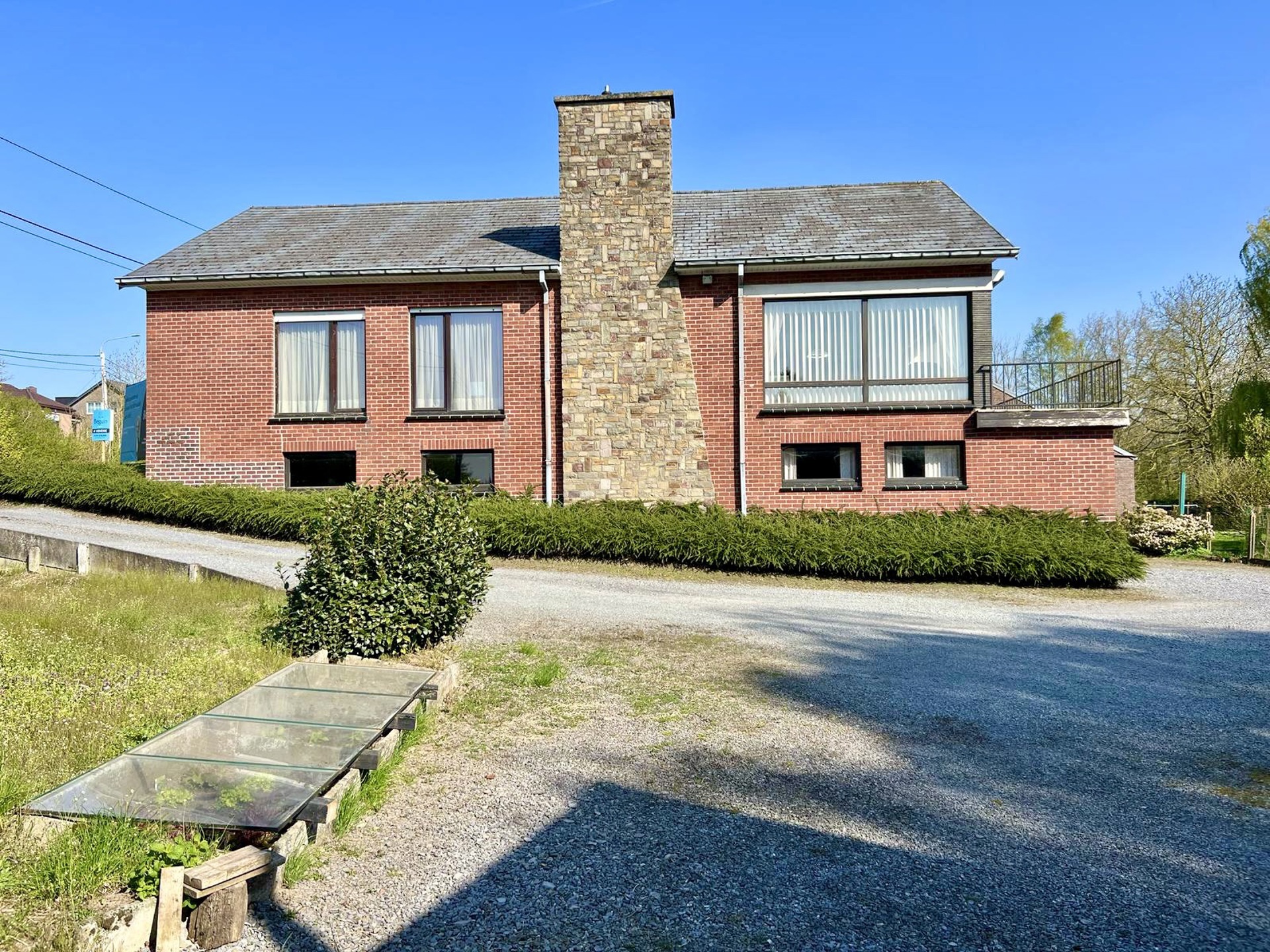 DEGELIJKE VILLA (onderkelderd) met extra bijgebouw/bouwgrond - foto 2