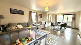 Dit stijlvolle duplex appartement bevindt zich op de eerste en tweede verdieping biedt alles wat u nodig heeft!<br /><br />De eerste verdieping omvat een inkomhal met gastentoilet, een ruime en lichtrijke leefruimte, een kwaliteitsvol ingerichte keuken met alle toestellen en een praktische berging met aansluiting voor wasmachine. Vanuit de leefruimte heeft u toegang tot het ruime, zonnige terras — perfect om te ontspannen.<br /><br />Op de tweede verdieping bevindt zich de nachthal met toegang tot twee volwaardige slaapkamers, een badkamer met ligbad en een apart toilet.<br /><br />Dit appartement is rustig, maar toch centraal gelegen. <br /><br />Geen lift aanwezig, geen gemeenschappelijke kosten, en beschikt bovendien over een waterontharder voor extra comfort.<br /><br />Beschikbaar vanaf 15/01/2026