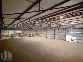 <strong>Magazijnruimte</strong> met een oppervlakte van <strong>+/-1.000 m² </strong>(20B x 50D) te huur in<strong> Zedelgem</strong>, fantastisch gelegen langs de drukke Torhoutsesteenweg (N32), de verbindingsweg tussen Brugge en Torhout. De E403 op- en afrit 11 Ruddervoorde situeert zich op amper 3,2 km.<br /><br />De loods met een vrije hoogte van 6,4 meter is toegankelijk via een automatische sectionale poort met codeklavier en een afzonderlijke toegangsdeur. Verder is het geïsoleerde magazijn voorzien van een nieuw dak en nieuwe gevelpanelen, vernieuwde LED verlichting alsook de nodige elektrische voorzieningen (3x380V en 63A). Er is een mezzanine van +/- 85 m² aanwezig met vaste trap.<br /><br />Ruime parkeergelegenheid en manoeuvreerruimte op het ruime en verharde terrein.<br />Onmiddellijk beschikbaar.<br /><br />Contacteer <strong>PANORAMA B2B</strong> voor bijkomende inlichtingen omtrent de voorschriften of een plaatsbezoek <strong>0479 70 70 73</strong>.