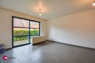 <p><span>Gelijkvloerse studio met één slaapkamer in Boortmeerbeek</span></p><p><span> </span></p><p><span>Dit gelijkvloers appartement is ideaal gelegen nabij het centrum van Boortmeerbeek. </span></p><p><span> </span></p><p><span>Je komt binnen via de inkomhal, deze geeft je toegang tot de living met open keuken. Vanuit de leefruimte heb je toegang tot het terras. Verder beschikt het appartement over een badkamer voorzien van toilet, wastafel & douche en een slaapkamer. Extra ruimte nodig? Geen probleem! Je beschikt daarnaast nog over een handige kelderberging</span></p><p><span> </span></p><p><span>Wil je wonen dichtbij de dorpskern met alle voorzieningen in de nabijheid? Een vlotte verbinding naar Leuven, Antwerpen, Mechelen en Brussel? Kom dan zeker een kijkje nemen! </span></p><p><span> </span></p><p><span>015 20 36 00 - <span>info@domoxim.be</span></span></p>