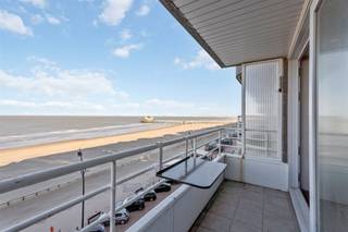Fenomenaal woonappartement met een uitzonderlijke brede voorgevel (meer dan 7m) en een magnifiek zicht op zee en de Pier van Blankenberge.De talrijke...