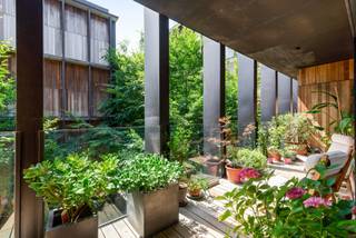 In het geroemde Kanaalproject van Axel Vervoordt waar kunst, architectuur en stilte samensmelten, bevindt zich deze loft van ca. 240 m². Een...