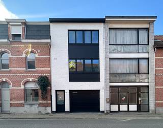 Op zoek naar een instapklare woning met veel ruimte en een gunstige ligging?<br />Deze woning combineert een uitstekende bereikbaarheid met een doordachte indeling en een zeer energiezuinig label dankzij de zonnepanelen, thuisbaterij én warmtepomp.<br /><br />Op het gelijkvloers tref je een ruime garage van meer dan 50m² met automatische poort, ideaal voor wie extra opslagruimte nodig heeft of een hobby wil uitoefenen, want achteraan bevindt zich nog een berging van 13m².<br /><br />Een trap brengt je naar de eerste verdieping, waar je via de hal toegang krijgt tot een apart gastentoilet.<br />De lichtrijke leefruimte loopt naadloos over in de open geïnstalleerde keuken voorzien van duurzame toestellen. Er is rechtstreekse toegang tot het Zuidgericht terras.<br />De bovenverdieping baadt in het zonlicht dankzij de twee lichtkoepels in zowel de hal als de badkamer. Er zijn drie slaapkamers waarvan 2 voorzien zijn van rolluiken. <br />De volledig vernieuwde badkamer is voorzien van inloopdouche, lavabomeubel, toilet en aansluiting voor wasmachine. <br /><br />Deze woning beschikt over een gunstig EPC-label A, een conforme elektrische keuring en is volledig asbestveilig.<br />Interesse? Wees er snel bij en plan een bezoek! 03/775.44.10 - info@immo-jet.be