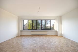 <div><div><div><div><div><div><div><div><div><div><div><div><p><span><span>188 m² woonplezier, 4 slaapkamers, een groene tuin én een eigen garage.</span> Deze pas gerenoveerde woning in de Grote Hoek combineert een opvallende architectuur met verrassend veel ruimte en hedendaags wooncomfort.</span></p><p><span>Gelegen in een rustige woonstraat in Merksem, met winkels, scholen, openbaar vervoer en belangrijke invalswegen binnen handbereik. Een aangename thuisbasis voor wie rustig wil wonen zonder aan bereikbaarheid in te boeten.</span></p><ul><li><p><span>Pas opgefriste woning van 188 m²</span></p></li><li><p><span>4 slaapkamers en 1 badkamer</span></p></li><li><p><span>Groene tuin van ca. 78 m²</span></p></li><li><p><span>Inpandige garage en parkeermogelijkheid voor de woning</span></p></li><li><p><span>Opvallende architectuur met karaktervolle ronde ramen</span></p></li><li><p><span>EPC B</span></p></li></ul><p><span>De royale woonkamer springt meteen in het oog dankzij de grote raampartij met groen uitzicht en de warme parketvloer. Aansluitend bevindt zich de vernieuwde keuken met strak wit maatwerk, moderne toestellen en een aangename lichtinval.</span></p><p><span>De verschillende verdiepingen bieden vier slaapkamers, ideaal voor een gezin of wie graag een extra bureau of hobbyruimte heeft. De badkamer beschikt over een ligbad en natuurlijk daglicht.</span></p><p><span>Een absolute meerwaarde? De <span>groene, afgesloten tuin van ca. 78 m²</span>. Heerlijk om buiten te eten, de kinderen te laten spelen of gewoon even te ontspannen. De inpandige garage zorgt bovendien voor extra parkeercomfort en praktische opbergruimte.</span></p><p><span><span>Interesse?</span> Vul je gegevens in onderaan de advertentie op </span><span><span><strong>www.sinjoor.be</strong></span></span><span>. De dossierverantwoordelijke neemt zo snel mogelijk contact met je op om een bezoek in te plannen.</span></p></div></div></div></div></div><div> </div></div></div></div></div></div><div> </div></div></div><div><div> </div></div>