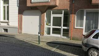 Ondergrondse AUTOSTANDPLAATS te huur in het centrum van Brugge.  Goed gelegen tussen het Jan van Eyckplein en het Sint-Jansplein.  **    **  Autostandplaats: breedte: 2,95 m  x  hoogte: 2,20 m  **  Afmetingen poort: breedte: 2,45 m  x  hoogte: 2,65 m  **    **  Beschikbaar  1 oktober 2026   **  ( kan wel vroeger vrij zijn! )