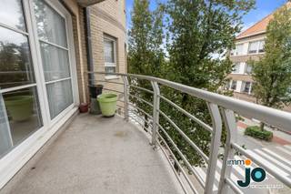 In deze jonge residentie vindt u op de eerste verdieping dit instapklare appartement. Met een enorme leefruimte, twee volwaardige slaapkamers en een terras is dit de ideale thuis voor wie ruimte en comfort in een bruisende omgeving zoekt.<br /><br />Bekijk de videorondleiding op het instagramkanaal: immo_jo_sold_by_jo<br />Vraag uw gratis schatting aan via www.jo.immo<br /><br />De royale woonkamer vormt samen met de open keuken een mooi geheel, perfect voor gezellige avonden of het ontvangen van vrienden en familie. Dankzij de grote raampartijen geniet u hier van veel natuurlijk licht en een directe connectie met het terras. Aansluitend bij de keuken is er ook nog een handige berging.<br /><br />Het appartement beschikt over twee volwaardige slaapkamers, met telkens voldoende plaats voor een dubbel bed en extra kasten. Ideaal voor starters of iemand met nood aan extra plaats.<br />Het terras, bereikbaar via de woonkamer, biedt een aangename plek om te genieten van de buitenlucht. Vanaf uw eerste kop koffie in de ochtend tot een gezellig diner in de avondzon.<br /><br />Het appartement is gelegen in een bruisende, gezellige omgeving in Oostende, vlakbij winkels en openbaar vervoer. Het centrum ligt vlakbij en is makkelijk te bereiken.<br /><br />Bent u op zoek naar een ruim en lichtrijk 2-slaapkamerappartement in Oostende? Ideaal voor starters of iemand met nood aan extra plaats.<br /><br />Aarzel dan niet en neem vandaag nog contact op via <span>jo@jo.immo</span> of bel 059/300.800<br /> 