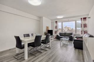 Welkom in dit uitnodigende appartement in het hart van Aalst, waar comfort en stadsleven harmonieus samenkomen. Met een bewoonbare oppervlakte...