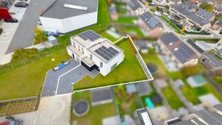 <span><span>Graag stellen we u deze <strong>halfopen</strong>, hoogwaardige nieuwbouwwoning voor, gelegen nabij Roeselare op een west-georiënteerd perceel van ca. 408 m². Deze <strong>BEN-woning (BEN= Bijna Energie Neutraal)</strong> bevindt zich op het doodlopende einde van een rustige verkaveling, de Gaston Vallaeysstraat, zich situerende <strong>tussen Oekene en Rumbeke </strong>en slechts op een boogscheut van de A17/E403 & AZ Delta Rumbeke.<br /><br />De woning beschikt onder meer over <strong>3 slaapkamers</strong> en <strong>inpandige garage</strong> en kan genieten van een <strong>strakke, moderne en hedendaagse uitstraling</strong>. Ze werd bovendien gebouwd rekening houdende met de <strong>nieuwste energie-efficiënte technieken </strong>en<strong> duurzame materialen</strong>. Zo wordt er verwarmd met <strong>vloerverwarming (warmtepomp lucht-water)</strong>, wordt er geventileerd met <strong>ventilatiesysteem type D</strong> (mechanische toevoer en afvoer) en is men uitgerust met <strong>11 zonnepanelen </strong>met een totaal van 4620 Wp (11 x 420 Wp). Daarnaast beschikt men uiteraard ook over een volledig conform gekeurde, elektrische installatie en PV-installatie. Tot slot is er voorzien in een <strong>regenwaterput van 7.500L</strong>.<br /><br />Met een energiescore van <strong>7 kWh/(m²jaar) </strong>en een E-peil<strong> E4</strong>, kan men dus stellen dat deze woning bijzonder energiezuinig is. Vandaar spreekt men over een BEN-woning. <br /><br /><u>De indeling van de ruimtes is als volgt:</u><br />Gelijkvloers: inkomhal - apart gastentoilet - grote leefruimte met <strong>grote raampartijen, lichtinval gegarandeerd</strong> - open, ingerichte keuken - grote voorraadberging, wasplaats en technische ruimte - inpandige garage.<br />Eerste verdieping: trap- en nachthal - apart toilet - slaapkamer 1 - slaapkamer 2 - slaapkamer 3 - ruime badkamer uitgerust met ligbad, douche en dubbel lavabomeubel.<br />Exterieur: voortuin met reeds aangelegde oprit - <strong>west-georiënteerde achtertuin</strong> (namiddag- en avondzon) met gazon en terras. <br /><br />Aanleg oprit, tuin en terras is reeds gerealiseerd. Omheining vooraan en eventuele tuinberging nog zelf te voorzien door koper.<br /><br /><u>Troeven: </u></span></span>
<ul>
<li><span><span>Volledig afgewerkte en instapklare woning meteen beschikbaar bij akte;</span></span></li>
<li><span><span>BEN-woning (Bijna Energie Neutraal);</span></span></li>
<li><span><span><strong>Hernieuwbare energie</strong> d.m.v. zonnepanelen en warmtepomp;</span></span></li>
<li><span><span>Regenwaterrecuperatie;</span></span></li>
<li><span><span>Gunstige ligging met goede verbinding.</span></span></li>
</ul>
<span><em><span>De geadverteerde prijs is deze exclusief tuinaanleg, meetkosten, aansluitingskosten, btw en registratierechten.<br />Neem contact op met de makelaar en vraag vandaag nog naar uw totale kostprijsberekening op maat.</span></em></span><br /><br /><span><span>Bent u op zoek naar een halfopen nieuwbouwwoning in een rustige verkaveling nabij Roeselare? Reserveer vandaag nog uw bezichtiging!<br /><br />Bel Diksimmo op het nummer <strong>051 50 11 51 </strong>of mail naar <strong>diksmuide@diksimmo.be</strong>.</span></span>