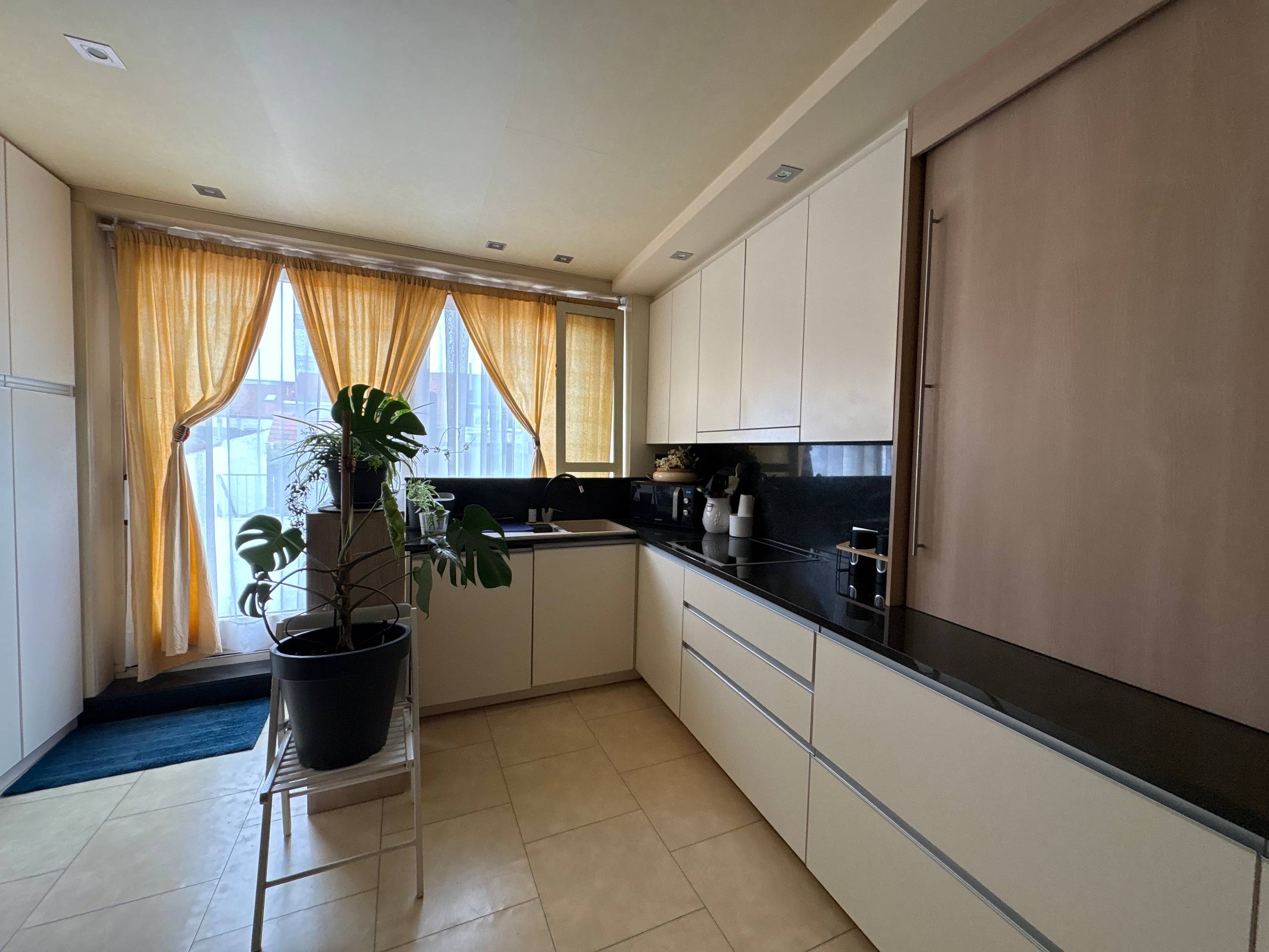 Ruime woning met handelsruimte en zonnige buitenruimtes - foto 5
