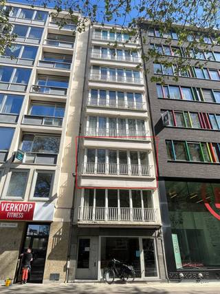 <p><span>Knus Appartement in het centrum van Antwerpen</span><span> met een uitstekende ligging? Gelegen op een toplocatie, bevindt u zich op slechts </span><span>5 minuten wandelen</span><span> van De Meir, Stadspark Antwerpen, Theaterplein en Antwerpen-Centraal. Ook de universiteiten en hogescholen liggen op amper </span><span>10 minuten afstand</span><span>.</span></p><p><span>Bij het binnenkomen komt u in de inkomhal met een </span><span>ingebouwde vestiairekast</span><span> en een apart toilet. Het appartement straalt warmte en charme uit. De </span><span>knusse en lichtrijke living</span><span> beschikt over veel lichtinval en een </span><span>originele parketvloer</span><span>, wat zorgt voor een authentieke ( art deco) uitstraling.</span></p><p><span>Aan de rustige achterzijde bevinden zich de </span><span>slaapkamer</span><span> met </span><span>ensuite badkamer</span><span> en de </span><span>keuken</span><span>, ideaal voor extra comfort en privacy. Daarnaast is er nog een </span><span>klein inpandig balkon van 1,5 m²</span><span>.</span></p><p><span>De ramen werden recent vernieuwd en voldoen aan de huidige normen, wat zorgt voor betere isolatie en wooncomfort. De badkamer en keuken zijn verouderd en bieden de perfecte kans om volledig naar eigen smaak te renoveren en moderniseren.</span></p><p><span>Met een uitstekende </span><span>Mobiscore van 9,7/10</span><span> geniet u hier van een vlotte bereikbaarheid, winkels, openbaar vervoer, horeca en alle stadsvoorzieningen binnen handbereik.</span></p><p><span> </span></p>