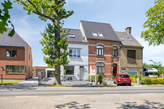 Il s'agit d'un magnifique bâtiment mitoyen situé sur un terrain très spacieux (550 m²). La maison a été non seulement rénovée sur le plan...