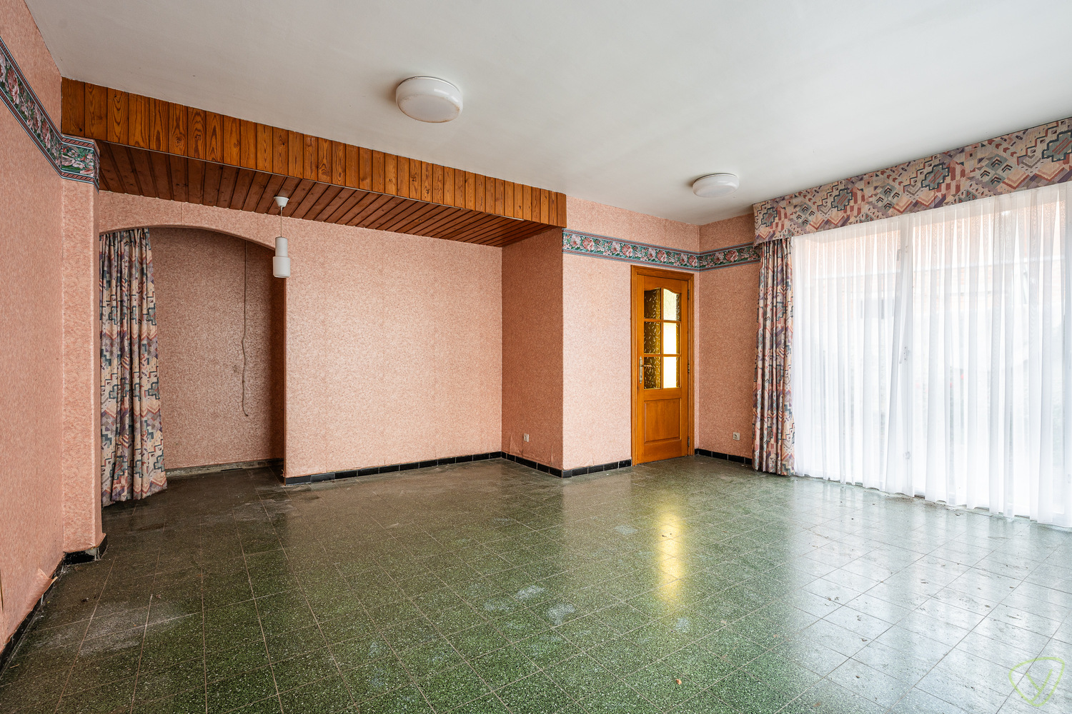 Ruime gezinswoning te koop in Eeklo met 3 slaapkamers met een ruime loods achteraan, die perfect voor een combinatie van comfortabel wonen en werken kan zijn. - foto 4