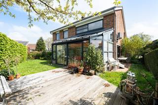 <p>Te koop: instapklare open woning nabij Brussel, ideaal voor professionals van de Europese Commissie, met vlotte bereikbaarheid en gelegen in een groene, residentiële omgeving.</p><p><br /></p><p>Deze woning uit 1973 combineert comfort met een strategische ligging. Op bereikbare afstand bevinden zich internationale scholen en voorzieningen evenals openbaar vervoer. De woning ligt in een rustige doodlopende straat en heeft voor de deur veel groenvoorzieningen waar kinderen veilig kunnen buitenspelen. De drie ruime slaapkamers bieden optimaal wooncomfort en de instapklare staat laat toe om meteen zorgeloos te verhuizen. Er zijn tevens nog 2 atelierruimtes voorzien en een zeer ruime garage voor twee wagens.</p><p><br /></p><p>Belangrijkste ruimtes:</p><p>• Ruime woonkamer (60,2 m²) met veel lichtinval</p><p>• Keuken (15,7 m²) met directe toegang tot de veranda</p><p>• Veranda (19,1 m²) als extra leefruimte</p><p>• Slaapkamer (23,8 m²) met plaats voor een grote kast</p><p>• Slaapkamer (19,2 m²) en slaapkamer (10,9 m²)</p><p>• Twee badkamers (6,0 m² en 7,3 m²)</p><p>• Inkomhal (13,9 m²) en nachthal (9,5 m²)</p><p>• Twee aparte toiletten</p><p><br /></p><p>Troeven:</p><p>• Ideale bereikbaarheid én in het centrum van Grimbergen</p><p>• Ruime slaapkamers</p><p>• Instapklaar</p>