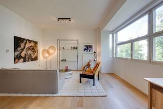 <p><span>Appartement plein de charme et coloré, idéalement situé au cœur d'Anvers</span></p><p><span> </span></p><p><span>Bienvenue dans cet appartement unique et plein de charme, bénéficiant d'un emplacement de choix à Anvers. </span></p><p><span>Situé au </span><span>3 Kopstraatje</span><span> et s'étendant jusqu'à la très animée </span><span>Nationalestraat</span><span>, vous profiterez ici du meilleur de ce que la ville a à offrir : cafés conviviaux, boutiques branchées, culture et gastronomie à quelques pas.</span></p><p><span> </span></p><p><span>Cet appartement se distingue par son aspect coloré, ses finitions haut de gamme et son agencement étonnamment spacieux. </span></p><p><span>Le grand espace de vie ouvert constitue le cœur de la maison et baigne dans la lumière. La cuisine moderne, dotée d’un îlot de cuisine élégant, invite à des dîners conviviaux et à de longues soirées entre amis et en famille.</span></p><p><span>Actuellement, l'appartement dispose d'une chambre très spacieuse. </span></p><p><span>Grâce à son agencement astucieux, il est facile de créer une deuxième chambre en installant une cloison. </span></p><p><span>Toutes les installations nécessaires sont déjà en place : une porte, une fenêtre, des prises électriques et des interrupteurs sont déjà présents, ce qui permet de réaliser cette modification rapidement et facilement.</span></p><p><span>La salle de bains élégante, équipée d'une douche à l'italienne, d'une baignoire et d'un double lavabo, a été entièrement rénovée cette année. La magnifique finition Mortex confère à la pièce un aspect luxueux et intemporel.</span></p><p><span>L'appartement dispose également de toilettes séparées pour les invités et d'un débarras pratique avec raccordement pour lave-linge et sèche-linge. Un débarras privé est également prévu au sous-sol.</span></p><p><span> </span></p><p><span>La qualité</span><span> est au cœur de cet appartement. </span></p><p><span>Du choix des matériaux aux finitions, tout a été réalisé avec le souci du détail. </span></p><p><span>Le résultat est un appartement prêt à emménager, alliant caractère, confort et emplacement exceptionnel.</span></p><p><span>Une opportunité rare pour ceux qui recherchent un lieu de vie exceptionnel dans le cœur historique et animé d'Anvers.</span></p><p><span> </span></p><p><span>Les atouts en bref :</span></p><ul><li><span>Électricité CONFORME</span></li><li><span>PEB B = très économe en énergie</span></li><li><span>Pas d'amiante</span></li><li><span>Cave privée</span></li><li><span>Faibles charges</span></li><li><span>Emplacement idéal entre la Kopstraatje et la Nationalestraat</span></li><li><span>Possibilité d'aménager 2 chambres</span></li><li><span>Spacieux espace de vie ouvert avec cuisine et îlot central</span></li><li><span>Toilettes séparées pour les invités</span></li><li><span>Débarras pratique avec buanderie</span></li><li><span>Salle de bains Mortex entièrement rénovée</span></li><li><span>Finitions haut de gamme et matériaux de qualité</span></li></ul><p><span> </span></p><p><span>Laissez-vous surprendre par l'espace, l'ambiance et l'emplacement unique de ce magnifique appartement. </span></p><p><span>Une visite vous convaincra immédiatement, alors contactez-nous vite avant qu'il ne soit trop tard !</span></p><p><span> </span></p><p><span>sofie@sinjoor ou 03/646.66.55</span></p><p><span> </span></p>