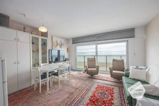 Deze lichtrijke studio op de zesde verdieping van <strong>Residentie Sydney</strong> biedt u een adembenemend <strong>frontaal zeezicht</strong> en een absolute<strong> toplocatie</strong> op de zeedijk, perfect gelegen tussen de rotonde van Westende en het casino van Middelkerke;<br />Dit pand geniet van een <strong>gunstig EPC-label B</strong> vanwege de recente renovaties + isolatiewerken aan de voorgevel en dak van het gebouw;<br /><br />Een <strong>lichtrijke, open leefruimte </strong>die naadloos aansluit op de praktische keuken, voorzien van alle basiscomfort. Vanuit de leefruimte heeft u directe toegang tot het <strong>terras</strong>, waar u in alle rust kan genieten van de zon en het prachtige uitzicht op zee;<br />De studio beschikt verder over een gezellige slaaphoek en een verzorgde badkamer met douche en apart toilet;<br /><br />Met een bewoonbare oppervlakte van <strong>40 m²</strong> plus terras biedt deze eigendom een ideale combinatie van comfort en functionaliteit;<br /><br />De residentie beschikt over een <strong>gemeenschappelijke fietsenberging</strong> en in de omgeving is er veel parkeermogelijkheid voorzien; <br /><br /><u>Troeven:</u><br />*Frontaal zeezicht;<br />*Gemeenschappelijke fietsenberging in residentie;<br />*Uitstekende ligging op de zeedijk;<br />*EPC-label B;<br />*Alle winkels, restaurants en voorzieningen bevinden zich op wandel- of fietsafstand;<br /><br />Perfect als tweede verblijf, investering of eigen woonst aan de kust;<br />Interesse? Contacteer ons vandaag nog voor meer informatie of een bezoek via 058 62 30 30 of per e-mail.<br /><br /><strong>Laat deze unieke kans aan zee niet voorbijgaan!</strong>