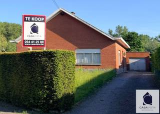 FAMILIEBUNGALOW (te renoveren) MET GROTE TUIN IN HET RUSTIGE OPHASSELT. Deze open bebouwing dateert van 1970. Toen al werd gedacht aan...
