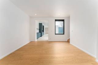 Op zoek naar een instapklare woning waar licht, ruimte en duurzaamheid centraal staan? Deze volledig gerenoveerde gezinswoning in de...