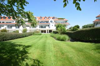 Zonovergoten tuin appartement van 146 m² met groot terras en prachtige tuin gelegen in het exclusieve domein Tennis Gardens op enkele passen van de zee en het Zwin. Indeling: inkomhal met vestiaire en gastentoilet. Ruime lichtrijke woon en eetkamer met toegang tot het zuidgericht terras met tuin. Open keuken voorzien van alle apparatuur (Miele toestellen). Berging/wasplaats. Master bedroom met aansluitende badkamer (dubbele lavabo, bad en toilet) en toegang tot het terras achteraan. 2de ruime slaapkamer met douchekamer en toegang tot het terras achteraan. 3de slaapkamer met douchekamer. Alle slaapkamers zijn voorzien van ingemaakte kasten. Mogelijkheid tot aankopen van een tandem garagebox in de residentie. Privatieve kelder en fietsenberging. Binnenzwembad toegankelijk voor de bewoners van de residentie. Conciërge.