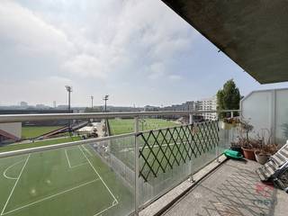 MOLENBEEK-SAINT-JEAN. Bel appartement de +/- 95 m² situé au 5ème étage, 2 chambresAu 5ième étage : * Hall d'entrée * Living de ± 26m² accès à la...