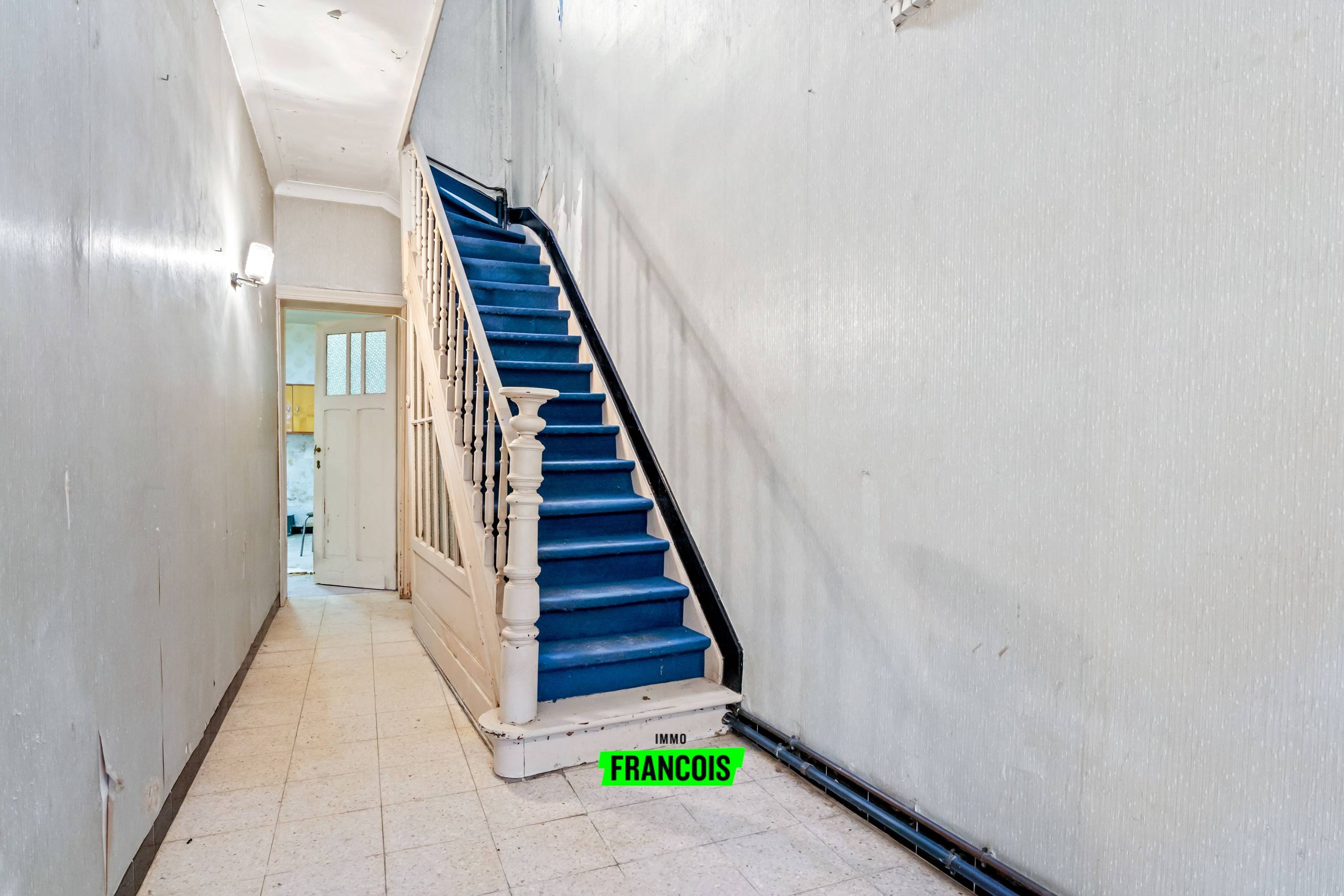 Te renoveren woning met werkplaats en aanpalende garage in centrum Diksmuide te koop - foto 2