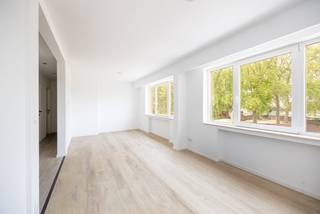 Ontdek dit charmante en kwalitatief gerenoveerde appartement in Boom, ideaal gelegen tegenover een prachtig park. Dankzij deze unieke ligging geniet u dagelijks van een groen en open uitzicht, terwijl u toch alle voorzieningen binnen handbereik heeft. Het park aan de overzijde vormt een echte meerwaarde voor wie houdt van rust, wandelen, sporten of gewoon genieten van een aangename woonomgeving.<br /><br />Het appartement beschikt over twee slaapkamers en behaalt een gunstige EPC-score B dankzij de aanwezigheid van zonnepanelen en airconditioning, wat garant staat voor een energiezuinig en comfortabel wooncomfort.<br /><br />De leefruimte wordt overspoeld met natuurlijk licht dankzij de grote raampartijen die een prachtig zicht bieden op het omliggende groen. De moderne afwerking met een lichte vloer zorgt voor een ruimtelijk en uitnodigend gevoel. De stijlvolle keuken is uitgerust met witte kasten, een houten werkblad, een inductiekookplaat en een oven, waardoor ze perfect aansluit bij het hedendaagse wooncomfort.<br /><br />Dankzij de twee gevels geniet het appartement niet alleen van een uitstekende lichtinval, maar ook van een aangename natuurlijke ventilatie. De neutrale en tijdloze afwerking vormt bovendien de ideale basis om het interieur volledig naar eigen smaak in te richten.<br /><br />Een uitstekende opportuniteit voor wie op zoek is naar een instapklaar appartement met een sterke energieprestatie, veel lichtinval en een uitzonderlijk groene ligging tegenover het park.