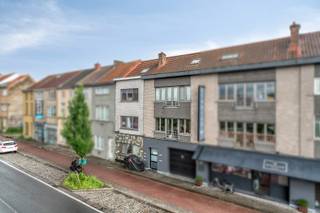 Interessante opbrengsteigendom met 5 verhuurde appartementen (3x 1slk. &amp; 2x 2slk.) en aantrekkelijk rendement<br />BEZOEK OP AFSPRAAK!<br />Maak uw afspraak via +32 472 60 91 51 (telefonisch, via sms of WhatsApp).<br /><br />Op een strategische ligging aan de Gasmeterlaan, op wandel- en fietsafstand van het historische stadscentrum en met een vlotte verbinding naar belangrijke invalswegen en het openbaar vervoer, bevindt zich deze interessante opbrengsteigendom. Het gebouw omvat vijf vergunde en volledig verhuurde appartementen, elk met een eigen huisnummer, en beschikt over een gemeenschappelijke inkomhal, kelder en zolder.<br /><br />De eigendom bestaat uit drie appartementen met één slaapkamer en twee appartementen met twee slaapkamers. Elk appartement beschikt bovendien over een eigen buitenruimte in de vorm van een terras of koer, wat de aantrekkelijkheid voor huurders aanzienlijk verhoogt.<br /><br />De éénslaapkamerappartementen zijn functioneel ingedeeld en omvatten een leefruimte, keuken, badkamer, slaapkamer en buitenruimte. Het gelijkvloerse appartement beschikt over een privatieve koer van 18 m², terwijl de appartementen op de verdiepingen genieten van een terras van 4 m² en een praktische buitenberging.<br /><br />De tweeslaapkamerappartementen bieden een ruime indeling met inkomhal, leefruimte, keuken, apart toilet, wasplaats, berging, badkamer, twee slaapkamers en een privatief terras. Het appartement op de eerste verdieping beschikt over een royaal terras van 26 m², terwijl het appartement op de tweede verdieping een terras van 11 m² heeft.<br /><br />Deze opbrengsteigendom genereert stabiele en onmiddellijke huurinkomsten met een totale huuropbrengst van € 3.908 per maand, wat resulteert in een netto huurrendement van 4,13%. Dankzij de combinatie van een sterke verhuurbaarheid, een gunstige ligging en diverse toekomstmogelijkheden vormt dit pand een interessante investering voor zowel particuliere als professionele investeerders.<br /><br />Troeven:<br />- onmiddellijk huurrendement;<br />- vijf vergunde appartementen;<br />- lage algemene kosten (geen lift, syndic, etc.);<br />- interessant om zowel aan te houden als te renoveren en uit te ponden;<br />- ieder appartement heeft een buitenruimte;<br />- vrij uitzicht over het kanaal; <br />- veel parkeermogelijkheden.<br /><br />Keuringen:<br />- EPC: 170: B | 171: E | 172: C | 173: B | 174: D<br />- elektrische installatie: niet-conform;<br />- asbestattest: asbestveilig en niet-asbestveilig.<br /><br />Bent u op zoek naar een rendabele vastgoedinvestering in een stad met een sterke en constante vraag naar huurwoningen? Dan biedt deze opbrengsteigendom een uitstekende opportuniteit met onmiddellijk rendement en aanzienlijk potentieel op lange termijn. Contacteer ons vandaag nog voor meer informatie of een bezoek ter plaatse.