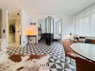 Dit mooi gerenoveerd appartement is gunstig gelegen op wandelafstand van zowel de Lippenslaan als de zee. Bij het binnenkomen word <br />je verwelkomd in een inkomhal met een afzonderlijk toilet en een praktische berging. De ruime en lichtrijke leefruimte met open keuken zorgt <br />voor een aangenaam gevoel van openheid en comfort. Verder beschikt het appartement over twee slaapkamers en een aparte badkamer.<br /><br /><span>Mogelijkheid tot aankoop van een autostaanplaats/garagebox in de nabije omgeving!</span><br />Stedenbouwkundige inlichtingen en maatregelenregister in aanvraag.<br /><br />Aarzel niet om ons te contacteren voor meer informatie: tel.: 050 62 44 14 of via knokke@immax.be