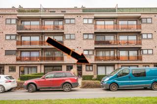 <p><span>Ruim gelijkvloers appartement met tuin en voortuin, ondergrondse staanplaats &amp; 2 slaapkamers in Schoten</span></p><p><span>Op zoek naar ruimte, comfort én een leuke buitenruimte? Dit </span><span>instapklare gelijkvloersappartement</span><span> combineert een praktische indeling met aangenaam wonen, ideaal voor zowel starters, koppels, kleine gezinnen als wie graag alles gelijkvloers heeft.</span></p><p><span>Met een </span><span>bewoonbare oppervlakte van ca. 95 m²</span><span> geniet je hier van een verrassend ruim appartement.</span></p><p><span>De </span><span>leefruimte</span><span> is aangenaam en lichtrijk en sluit aan op de </span><span>volledig ingerichte keuken</span><span>, met daarnaast een </span><span>aparte berging</span><span> extra handig voor stockage en wasmachine.</span></p><p><span>In het kort:<br /></span><span>2 slaapkamers, </span><span>waarvan 1 met rechtstreekse toegang tot de tuin<br />Praktische </span><span>keuken met </span><span>aparte </span><span>berging</span><span><br />Nieuwe</span><span> badkamer </span><span>met </span><span>inloopdouche</span><span> en dubbele lavabo<br /></span><span>Apart toilet in de inkomhal<br />Ruime tuin </span><span>(momenteel betegeld)</span><span> met </span><span>een praktische</span><span> achteruitgang</span></p><h3><span>Extra troeven:</span></h3><p><span>Ondergrondse </span><span>staanplaats en </span><span>privatieve </span><span>kelderberging INCLUSIEF </span><span><br /></span><span>Elektrische rolluiken</span><span><br />EPC-label C -> geen renovatie verplichting<br />Geen gas = praktischer om over te schakelen naar airco indien gewenst (voor 2 pers.: gemiddelde maandelijkse kost energie = €130,-)<br />Asbestveilig = geen overbodige breekwerken<br />Gelijkvloers wonen: toegankelijk en comfortabel</span></p><p><span>Dit appartement biedt een mooie balans tussen </span><span>ruimte, functionaliteit en ligging</span><span>, met winkels, openbaar vervoer en invalswegen in de nabijheid.<br />Ideaal voor wie comfortabel wil wonen met een buitenruimte, zonder in te boeten op bereikbaarheid.</span></p><p><span>Interesse? Contacteer </span><span>Verlimmo Schoten</span><span> voor een bezoek en ontdek zelf de mogelijkheden! 03/658.95.58 www.verlimmo.be</span></p><p><span>*De vermelde bewoonbare oppervlakte is gebaseerd op de bruikbare vloeroppervlakte zoals vermeld op het EPC-verslag</span></p><p><span> </span></p><p><span> </span></p><p><span> </span></p><p><span> </span></p>