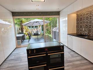 Ruime energiezuinige woning met lift, domotica, 4 slaapkamers en tuin<br />Deze volledig gerenoveerde woning in Berchem biedt ca. 212 m² woonoppervlakte en combineert ruimte met een uitzonderlijk comfort. De woning beschikt over EPC A (98 kWh/m²), 18 zonnepanelen, domotica, vloerverwarming en een lift die twee verdiepingen bedient.<br />Met 4 ruime slaapkamers, een stadstuin van ca. 60 m² en een terras van ca. 20 m² is dit een ideale gezinswoning. Dankzij de lift en de indeling van de bovenverdieping biedt de woning bovendien interessante mogelijkheden voor levensloopbestendig wonen of een toekomstig zorg-/kangoeroegedeelte.<br /><br />Onze woning bezichtigen? Van harte welkom op onze kijkdagen:<br />Zaterdag 3 & zondag 4 oktober<br />Zaterdag 10 & zondag 11 oktober<br />Bezichtigingen zijn enkel mogelijk op afspraak.<br />📧 Afspraak via e-mail<br />📞 0496 21 20 45
