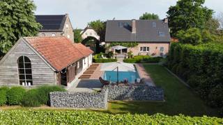 <p>Bent u op zoek naar een uitzonderlijke woning waar stijl, ruimte en comfort perfect samenkomen? Dan zal deze exclusieve villa u onmiddellijk bekoren. Gelegen in een rustige omgeving nabij het centrum van Haaltert, biedt deze prachtige eigendom een hoogstaande afwerking, royale leefruimtes en een schitterende, volledig aangelegde tuin met zwembad en luxueus poolhouse.<br />Bij het binnenkomen wordt u verwelkomd in een statige inkomhal met een bijzonder verzorgde en kwalitatieve afwerking, voorzien van gastentoilet.<br />De ruime leefruimte met een prachtig zicht op de tuin, bestaat uit een elegante eetkamer en een gezellige zithoek, met een speksteenkachel, die zorgt voor aangename winteravonden. De afzonderlijke, volledig uitgeruste keuken beschikt over een aansluitende wasruimte met tal van praktische inbouwkasten. Daarnaast is een ruime inpandige garage, droge kelder, afzonderlijke garage en een rijkelijk afgewerkte buitenberging naast de woning.<br />Op de 1ste verdieping bevinden zich 3 ruime slaapkamers (1 voorzien van gezellige zithoek), een luxueuze badkamer (inloopdouche, ligbad, dubbele lavabo en toilet met designafwerking) en een ruime dressing. 1 slaapkamer beschikt daarnaast over een sauna voor de ultieme ontspanning.<br />Via een stijlvolle vaste trap bereikt u de volledig ingerichte tweede verdieping. Deze veelzijdige ruimte omvat een bureau, slaapkamer, comfortabele zithoek en een eigen badkamer met inloopdouche, lavabo en toilet. Deze verdieping vormt de ideale afzonderlijke leefruimte voor gasten, een inwonend familielid of een zelfstandige activiteit.</p>
<p>De prachtig aangelegde en volledig afgesloten tuin is een waar paradijs voor liefhebbers van rust en buitenleven. U geniet er van een verwarmd zwembad, exclusief poolhouse met barbecuehoek, lounge- en zithoek, een douche en toilet.<br />Diverse zonnige en schaduwrijke terrassen zijn aanwezig.<br />De 2de garage is bereikbaar via een zijpoort en een charmante landelijke kassei-oprit, wat bijdraagt aan het exclusieve karakter van deze eigendom.</p>
<ul></ul>
<p><strong>Extra troeven<br /></strong>✔ Volledig afgewerkt met hoogwaardige materialen<br />✔ Airco aanwezig in alle kamers<br />✔ Ramen voorzien van stijlvolle raamdecoratie en verduistering<br />✔ Talrijke ingebouwde opbergmogelijkheden<br />✔ Rustige, residentiële ligging<br />✔ Op korte afstand van het centrum van Haaltert, winkels, scholen en belangrijke invalswegen<br /><br /><span>Deze uitzonderlijke villa combineert luxe, privacy en wooncomfort op een toplocatie. Een instapklare parel waar elke ruimte met oog voor detail werd afgewerkt en waar u elke dag kunt genieten van een vakantiegevoel in eigen tuin.<br /></span><strong>Interesse? Neem vandaag nog contact op voor een bezoek en ontdek zelf de charme en exclusiviteit van deze unieke eigendom.</strong></p>
<p><span></span></p>