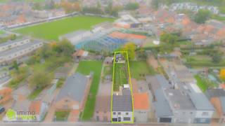 <p>Deze woning met een bewoonbare oppervlakte van 185 m² bevindt zich op een perceel van 420 m² in een rustige straat nabij het centrum van Grembergen. Dankzij de 4 slaapkamers, praktische indeling en energiezuinig EPC-label B, biedt deze woning een ideaal evenwicht tussen comfort, efficiëntie en ligging.</p><p><br /><strong><u>Indeling</u></strong></p><p><br /><u>GLV</u><br />Op het gelijkvloers betreed je de woning via de inkomhal die toegang biedt tot de gezellige leefruimte. De volledig uitgeruste keuken beschikt over een ingebouwd inductievuur en oven, en grenst aan de wasplaats met aansluitingen voor wasmachine, droogkast en afwasmachine. Deze ruimte werd bovendien voorzien van vaste kasten voor extra opberggemak.<br />Verder vind je op dit niveau nog een apart toilet, een praktische berging met doorgang van straat naar tuin, en een extra buitenberging met toegang vanaf het terras. De verzorgde tuin is voorzien van een tuinhuis met elektriciteit en twee bijkomende bergruimtes voor afval, wat zorgt voor een nette en georganiseerde buitenomgeving.</p><p><br /><u>1steV</u><br />Op de verdieping, uitgerust met centrale verwarming, bevinden zich een ruime slaapkamer met dressing, een tweede slaapkamer, een doorloopkamer die eveneens als slaapkamer kan dienen, en een badkamer met douche en toilet.</p><p><br /><u>2deV</u><br />Via een vaste trap bereik je de zolderverdieping, waar zich nog een vierde slaapkamer bevindt. De technische ruimte met valtrap biedt plaats aan de verwarmingsketel en is niet beloopbaar.<br />Extra troeven<br />– Energiezuinig met EPC-label B -197kwh/m2<br />– Vier slaapkamers met praktische indeling<br />– Vernieuwingswerken zoals: dak, gevel, badkamer, centrale verwarming…<br />– Rustige ligging nabij centrum van Grembergen, winkels en openbaar vervoer</p><p><br />Voor meer informatie of een persoonlijk bezoek kan u steeds contact opnemen –<br />052/55.55.55 of 0479/36.88.14 | info@immotwins.be – maxime@immotwins.be<br />| www.immotwins.be</p>