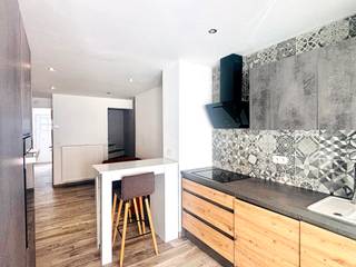 Recent gerenoveerde rijwoning. De woning bestaat uit een kelderverdieping. Op het gelijkvloers: een inkomhal, een douchekamer met toilet, een...