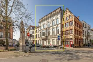 <p>Op een van de meest representatieve adressen in het Antwerpse stadscentrum, biedt dit zeldzame ensemble van historische gebouwen een unieke combinatie van architecturale grandeur en hedendaagse functionaliteit.</p>
<p>Het imposante hoofdgebouw valt onmiddellijk op door zijn rijke Neoclassicistische gevel met verfijnde stucornamentiek. Achter deze statige façade ontvouwt zich een wereld van ruimte en karakter: gaanderijen geleiden u doorheen het hoofdgebouw naar de verschillende kantoorruimtes, terwijl de hoge plafonds met hun originele plafondomlijstingen op de eerste verdieping getuigen van de uitzonderlijke kwaliteit van het 19e-eeuwse vakmanschap.</p>
<p>Een bijzonder samenspel van erfgoed en moderne werkomgeving, met een historische binnentuin als rustpunt in het bruisende Antwerpen.</p>
<p>Het complex omvat kantoorruimten verspreid over meerdere niveaus, een penthouse met uitzicht over de Antwerpse stad, alsook enkele appartementen. Het achtergelegen gebouw — eveneens ingericht als kantoorruimte — vormt een rustige, functionele uitbreiding van het geheel, naadloos aansluitend op het hoofdgebouw via de historische binnentuin.<br />Die binnentuin is ongetwijfeld een van de meest bijzondere troeven van dit pand: omsloten door historische gevels, biedt zij een oase van sereniteit midden in de Scheldestad. Een ruim houten terras met zitgelegenheid maakt de tuin tot een ideale plek voor informeel overleg of ontspanning.</p>
<p>De uitzonderlijke ligging plaatst dit ensemble op wandelafstand van de belangrijkste Antwerpse voorzieningen, het openbaar vervoer en de culturele en commerciële kern van de Scheldestad. Een adres dat prestige uitstraalt en tegelijk optimaal bereikbaar is.</p>