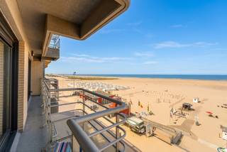 Ontdek dit uitzonderlijke luxeappartement op de vierde verdieping, waar een adembenemend panoramisch zeezicht, rust en een overvloed aan licht samenkomen. Dankzij de brede gevel geniet de leefruimte van een unieke ruimtelijkheid en een prachtige lichtinval.
Via de stijlvolle inkomhal met vestiaire bereikt u de elegant afgewerkte leefruimte met parket, maatwerk ingemaakte kasten en directe toegang tot het terras. De exclusieve Obumex-keuken is volledig uitgerust en afgewerkt met hoogwaardige materialen.
Het appartement beschikt over een praktische technische berging met aansluitingen voor wasmachine en droogkast, twee ruime slaapkamers met de mogelijkheid om eenvoudig een derde slaapkamer te creëren, een ensuite badkamer aan de master bedroom en een tweede douchekamer.
Extra troeven zijn de gemeenschappelijke fietsenberging en twee privatieve kelderbergingen.
Bent u op zoek naar een exclusief appartement op een toplocatie aan de Zeedijk? Contacteer makelaar Stéphanie Warnez via 0472 77 86 60 of stephanie@keyimmo.be voor een bezoek.