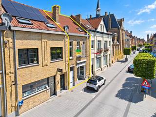 Unieke opportuniteit: karaktervolle handelswoning met talloze mogelijkheden in hartje Nieuwpoort-Stad<br />Bent u op zoek naar een strategisch gelegen eigendom met een perfecte combinatie tussen wonen en werken? Deze handelswoning uit 1930, gelegen in het charmante Nieuwpoort-Stad, biedt de ideale uitvalsbasis voor uw ondernemersdroom in combinatie met een woongedeelte.<br />Via een aparte inkom voor de handelsruimte bevindt zich de winkelruimte (31 m²) met etalage, die direct in het oog springt. Aanpalend bevindt zich een praktisch atelier en extra bergruimte.<br />Het woongedeelte is op de eerste verdieping en daar vindt u een aangename leefruimte en een volledig uitgeruste keuken. De tweede verdieping herbergt twee volwaardige slaapkamers en een badkamer voorzien van ligbad met douchemogelijkheid. Dankzij de aanwezigheid van een ruime kelder (23,60 m²) en een zolder is er aan opbergruimte geen gebrek. Deze woning beschikt over een terras + tuintje (52 m²) <br />(Ref. NI27436)